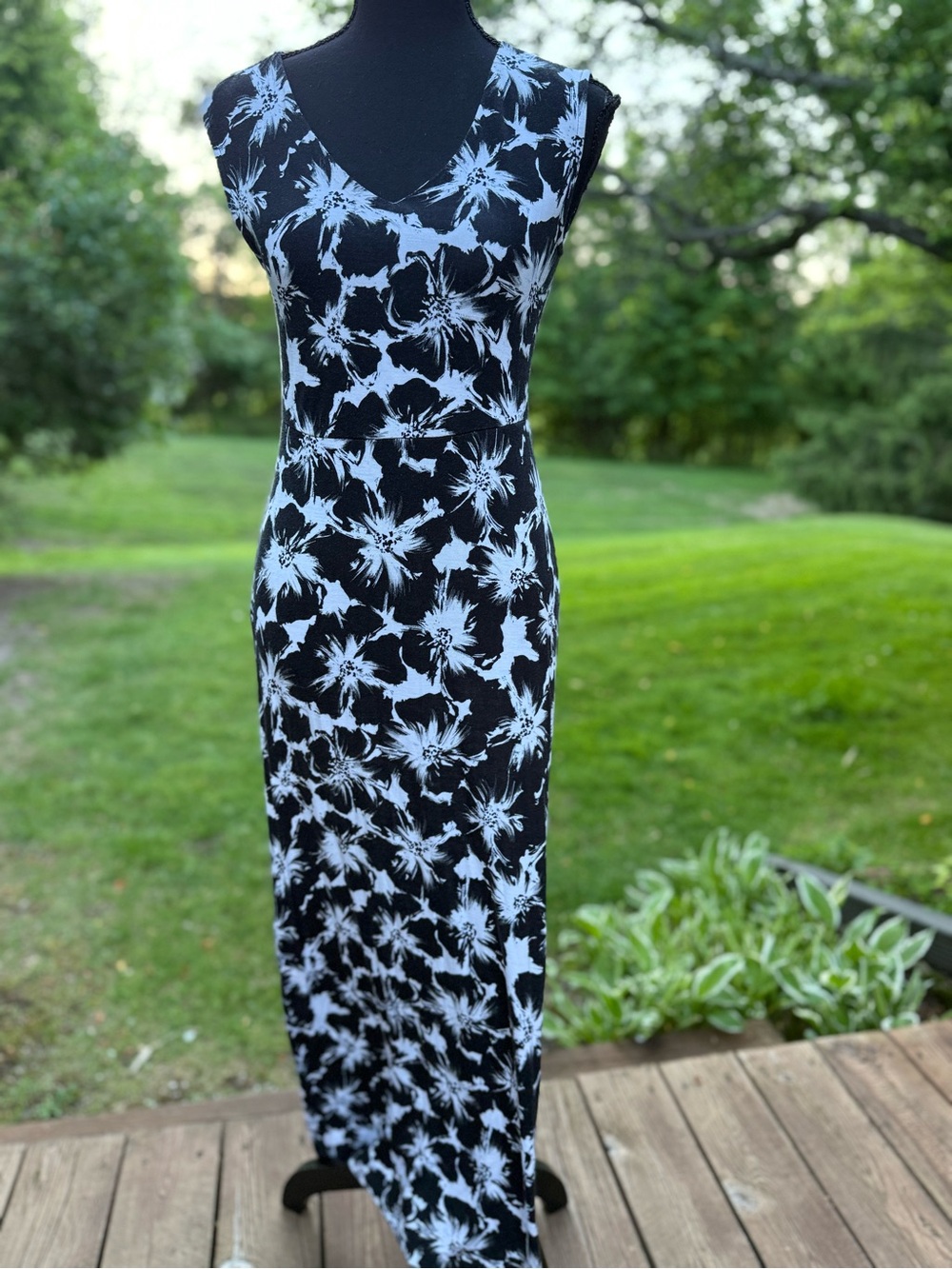 Sleeveless Black & White Floral Maxi Dress
Size petite XS APT.9 brand pre-owned